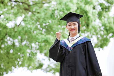 攝圖網(wǎng)_501750142_帶著學位帽的女生手舉畢業(yè)證書慶祝畢業(yè)（企業(yè)商用）_副本.jpg